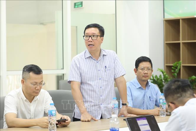 Ông Hoàng Cương, Phó Giám đốc phụ trách Ban Quản lý dự án công trình Y tế báo cáo tại buổi làm việc. Ảnh: Tiến Long/TTXVN phát