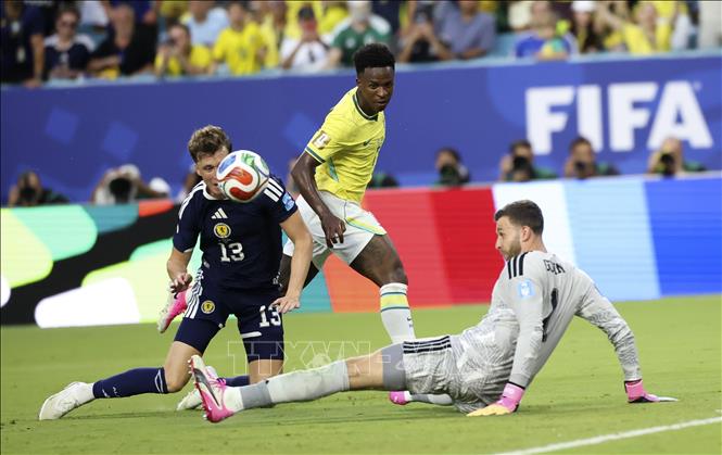 Pha cứu thua của thủ thành Scotland Angus Gunn (phải). Ảnh: THX/TTXVN phát