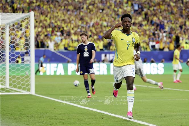 Tiền đạo Vinicius Junior của Brazil ăn mừng sau khi ghi bàn thắng vào lưới Scotland. Ảnh: THX/TTXVN phát