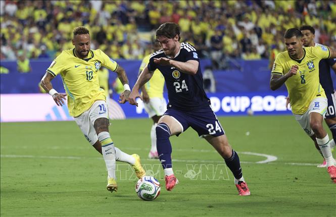 Anthony Ralston (giữa) của Scotland nỗ lực kiểm soát bóng trước các cầu thủ Brazil. Ảnh: THX/TTXVN