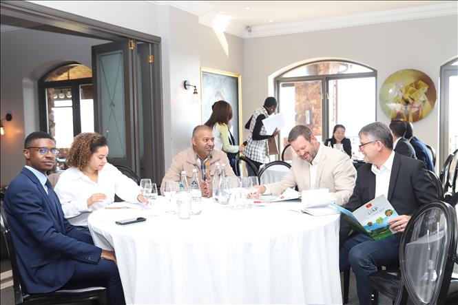 Sự kiện Kết nối Doanh nghiệp (B2B Business Networking) diễn ra ngày 24/6 tại thành phố Johannesburg, do Đại sứ quán Việt Nam tại Nam Phi phối hợp với Tập đoàn Hóa chất Việt Nam tổ chức. Ảnh: Hồng Minh - p/v TTXVN tại Nam Phi
