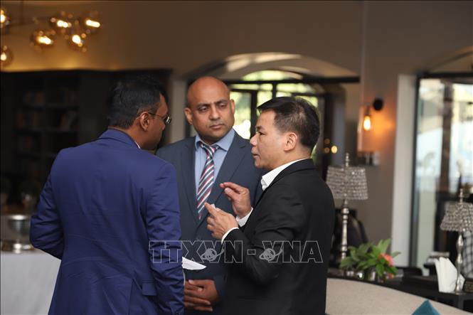 Đại diện công ty thành viên Tập đoàn Hóa chất Việt Nam giới thiệu với doanh nghiệp Nam Phi tại sự kiện Kết nối Doanh nghiệp. Ảnh: Hồng Minh - p/v TTXVN tại Nam Phi
