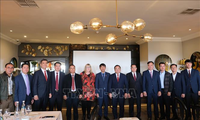 Đoàn công tác của Tập đoàn Hóa chất Việt Nam do ông Phùng Quang Hiệp, Chủ tịch Hội đồng thành viên dẫn đầu, đã có chuyến công tác, xúc tiến thương mại song phương hiệu quả tại Nam Phi. Ảnh: Hồng Minh - p/v TTXVN tại Nam Phi
