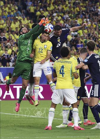 Pha cứu thua của thủ thành Brazil Alisson. Ảnh: THX/TTXVN