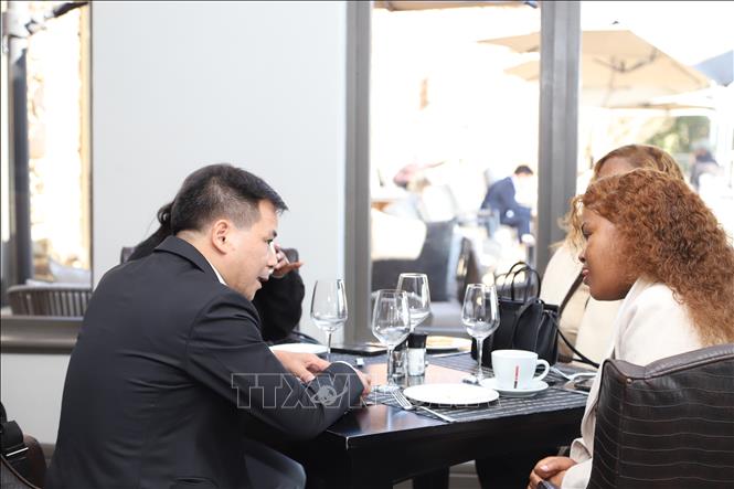 Đại diện công ty thành viên Tập đoàn Hóa chất Việt Nam giới thiệu với doanh nghiệp Nam Phi tại sự kiện Kết nối Doanh nghiệp. Ảnh: Hồng Minh - p/v TTXVN tại Nam Phi
