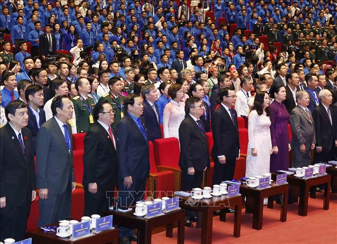 Các đại biểu thực hiện nghi lễ chào cờ. Ảnh: Thống Nhất – TTXVN