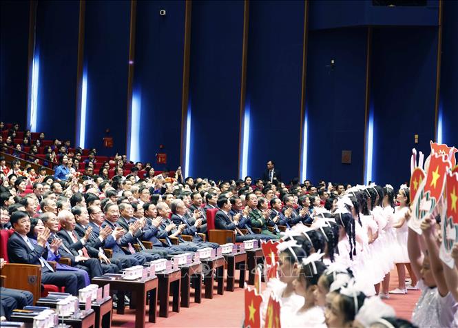Đoàn thiếu nhi chào mừng Đại hội. Ảnh: Thống Nhất – TTXVN