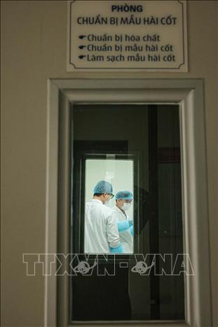 Chuẩn bị mẫu là một trong những khâu quan trọng nhất của quy trình giám định ADN, kỹ thuật viên phải thực hiện thao tác trong điều kiện vô nhiễm nghiêm ngặt nhằm loại bỏ nguy cơ xuất hiện ADN ngoại lai và nhiễm chéo giữa các mẫu, qua đó bảo đảm độ chính xác và độ tin cậy của kết quả phân tích. Ảnh: Hoàng Hiếu - TTXVN