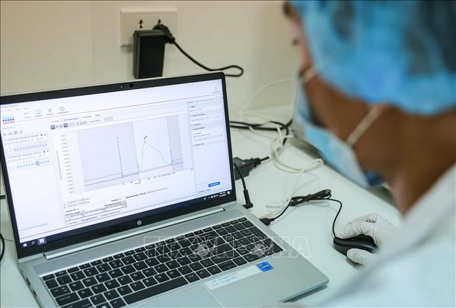 Xét nghiệm kiểm tra độ dài DNA trên mẫu, kích thước có phù hợp để thực hiện bước tiếp theo. Ảnh: Hoàng Hiếu - TTXVN