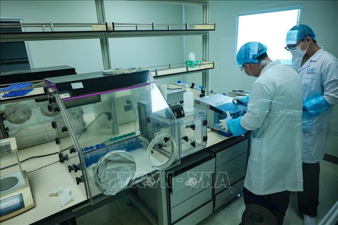 Chuẩn bị mẫu là một trong những khâu quan trọng nhất của quy trình giám định ADN, sau quá trình cắt nhỏ, mẫu xét nghiệm được rửa khử khoáng, nghiền mẫu thành bột bằng máy trong trong điều kiện vô nhiễm nghiêm ngặt nhằm loại bỏ nguy cơ xuất hiện ADN ngoại lai và nhiễm chéo giữa các mẫu, qua đó bảo đảm độ chính xác và độ tin cậy của kết quả phân tích. Ảnh: Hoàng Hiếu - TTXVN
