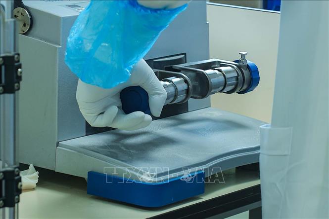 Mẫu sau khi trải qua việc chuẩn bị ban đầu sẽ được nghiền thành bột mịn tiêu chuẩn bằng cối máy trong phòng vô trùng, trước khi tiến hành tách chiết. Ảnh: Hoàng Hiếu - TTXVN 