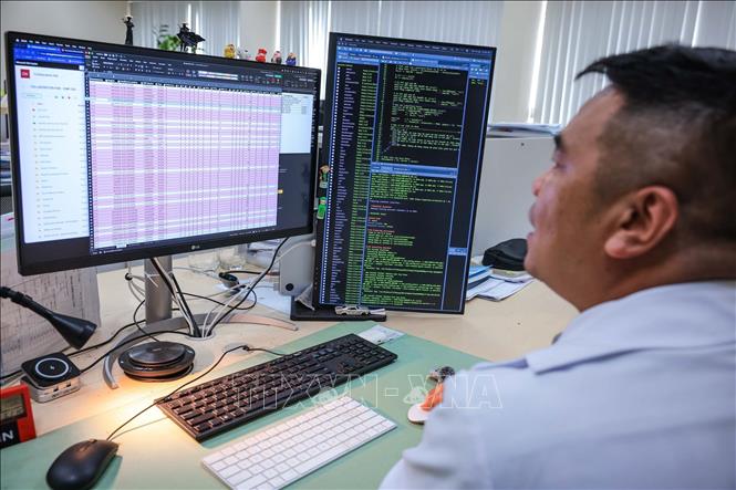 Dữ liệu từ hệ thống giải trình tự gen thế hệ mới (NGS – Next-Generation Sequencing), cho phép giải trình tự DNA/RNA quy mô lớn với độ phân giải cao, được truyền trực tiếp tới hệ thống máy chủ và máy tính phân tích. Các dữ liệu thô sau giải trình tự được xử lý bằng quy trình tin sinh học (bioinformatics) để lọc nhiễu, căn chỉnh trình tự, thực hiện phân tích đối chiếu huyết thống theo các tiêu chuẩn quốc tế trong giám định ADN. Ảnh: Hoàng Hiếu - TTXVN