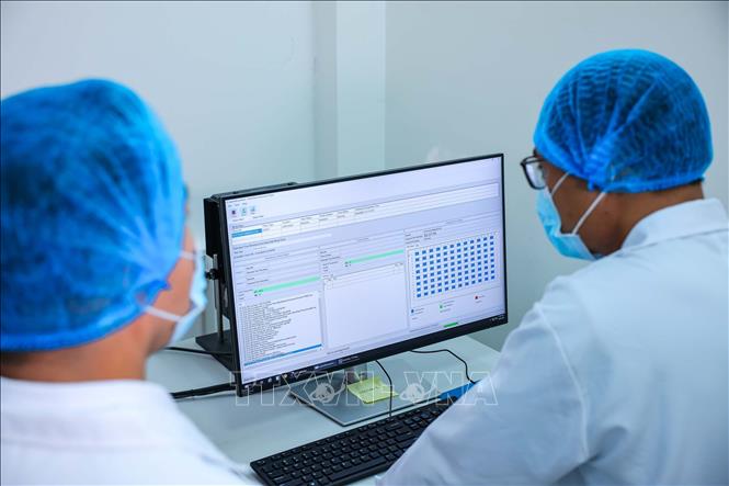 Kết quả xét nghiệm ADN thân nhân liệt sĩ trên máy microarray GeneTitan thể mô được hiển thị trên máy tính để tìm đột biến di truyền hoặc mức độ hoạt động của gen. Ảnh: Hoàng Hiếu - TTXVN