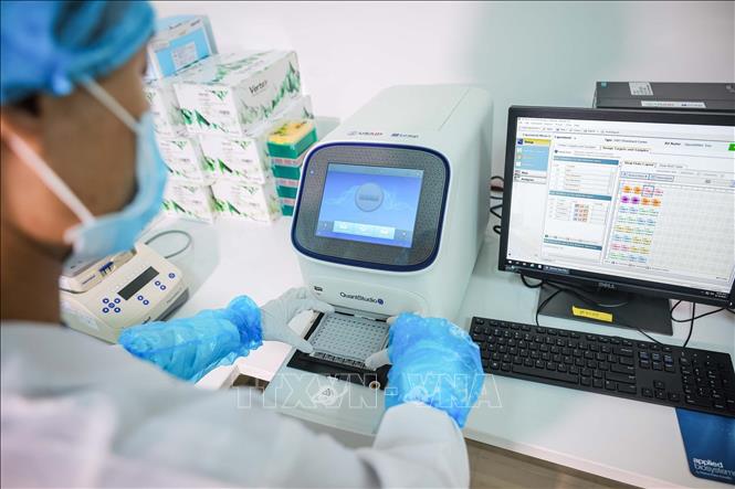 Hệ thống Real-time PCR QuantStudio 5 của Hệ thống sinh học ứng dụng cho hiệu suất vượt trội, tính linh hoạt tối đa của thuốc nhuộm và các tùy chọn bảo mật trong hệ thống PCR thời gian thực cho phép cải thiện độ chính xác và độ nhạy của dữ liệu cho nhiều ứng dụng gen. Ảnh: Hoàng Hiếu - TTXVN