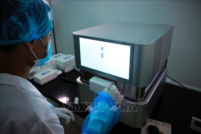 Trung tâm sử dụng Máy giải trình tự gen thế hệ mới(NGS - Next-Generation Sequencing) illumina nextseq 1000 với công nghệ phân tích DNA/RNA quy mô lớn. Thiết bị này đọc hàng triệu đoạn gen cùng lúc, giúp tăng tốc độ và giảm chi phí so với phương pháp cũ. Phần mềm máy tính sau đó sẽ ghép các mảnh này lại thành một bức tranh gen hoàn chỉnh. Ảnh: Hoàng Hiếu - TTXVN