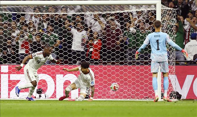 Tiền đạo Mexico Julian Quinones (trái) mừng bàn thắng nâng tỉ số lên 2-0 cho đội nhà. Ảnh: THX/TTXVN
