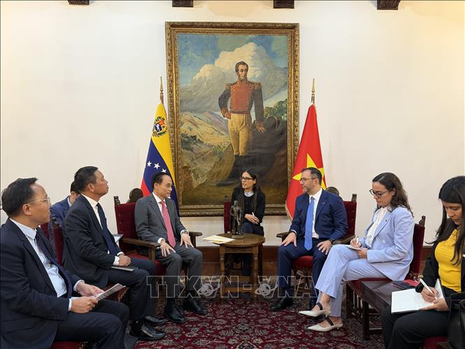 Bộ trưởng Ngoại giao Lê Hoài Trung hội đàm với Bộ trưởng Ngoại giao Venezuela Yvan Gil Pinto. Ảnh: TTXVN phát
