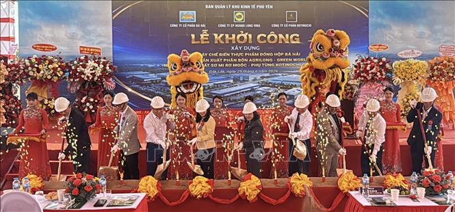 Các đại biểu thực hiện nghi thức khởi công dự án. Ảnh: Tường Quân - TTXVN
