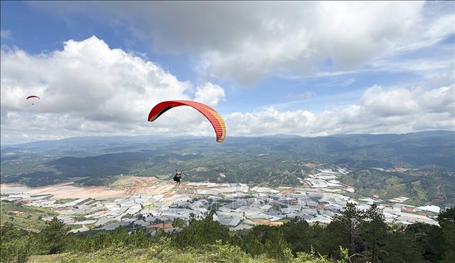 Điểm cất cánh là đỉnh Rađa trên núi Langbiang (Khu du lịch núi Langbiang Đà Lạt) có độ cao 1.900m so với mực nước biển. Ảnh: Nguyễn Dũng – TTXVN