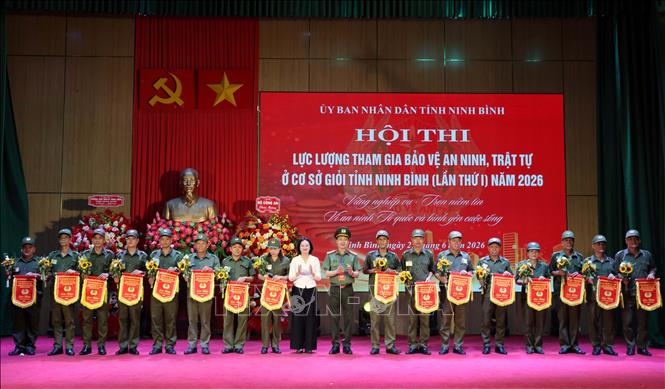  Đồng chí Trần Thị Ngân, Phó Chủ tịch UBMTTQ Việt Nam tỉnh, Phó Trưởng Ban Chỉ đạo Hội thi và đồng chí Đại tá Lê Văn Tuấn, Phó Giám đốc Công an tỉnh, Trưởng Ban Tổ chức Hội thi tặng Cờ lưu niệm và hoa cho đại diện 16 đội tuyển tham dự Hội thi. Ảnh: Đại Nghĩa - TTXVN