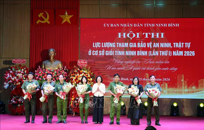 Đồng chí Trần Thị Ngân, Phó Chủ tịch UBMTTQ Việt Nam tỉnh, Phó Trưởng Ban Chỉ đạo Hội thi tặng hoa cho các thành viên Ban Giám khảo.  Ảnh: Đại Nghĩa - TTXVN