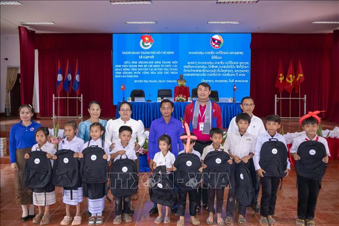 Đoàn tình nguyện tặng quà học sinh có hoàn cảnh khó khăn tỉnh Xekong. Ảnh: TTXVN phát