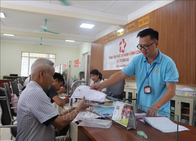 Người dân đến làm thủ tục hành chính tại xã biên giới Trường Hà. Ảnh: Chu Hiệu-TTXVN.
