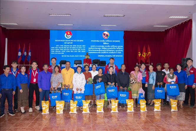 Đoàn tình nguyện tặng quà các hộ gia đình có hoàn cảnh khó khăn tỉnh Xekong. Ảnh: TTXVN phát