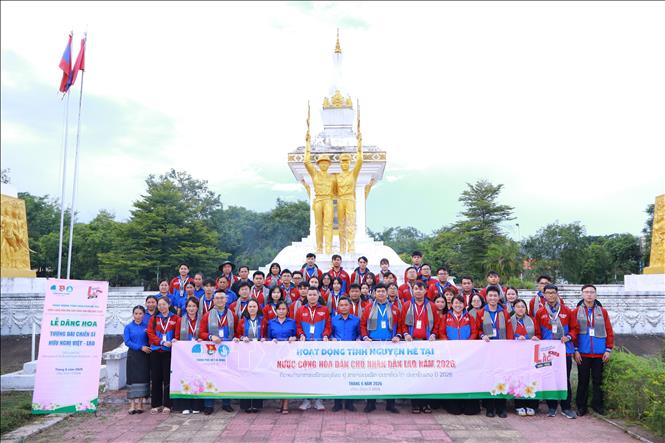 Lãnh đạo Thành đoàn Thành phố Hồ Chí Minh, Tỉnh đoàn Attapeu cùng các chiến sĩ tình nguyện dâng hoa tại Tượng đài Liên minh chiến đấu Việt Nam – Lào (tỉnh Champasak). Ảnh: TTXVN phát