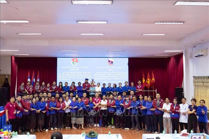 Đoàn thanh niên tình nguyện hè Thành phố Hồ Chí Minh và Tỉnh đoàn Xekong chụp ảnh lưu niệm. Ảnh: TTXVN phát