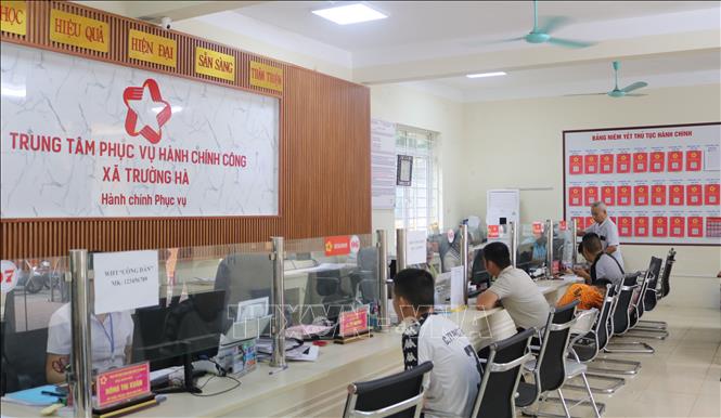 Người dân đến làm thủ tục hành chính tại xã biên giới Trường Hà. Ảnh: Chu Hiệu-TTXVN.