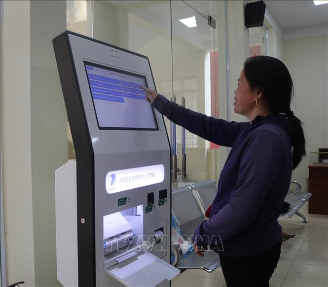 Người dân đến làm thủ tục hành chính tại xã biên giới Trường Hà. Ảnh: Chu Hiệu-TTXVN.