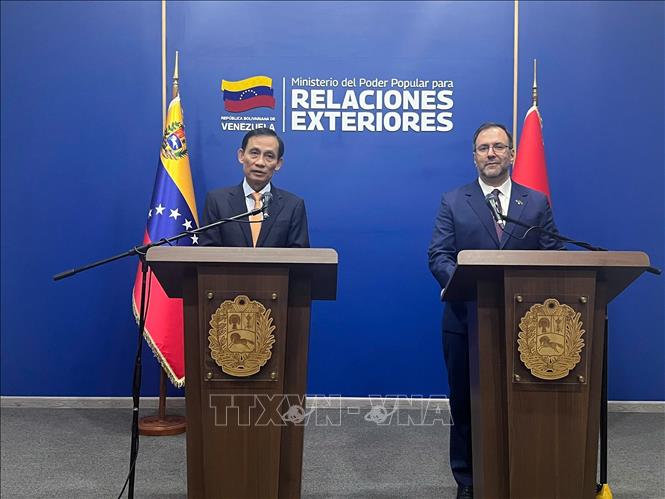 Đồng chí Lê Hoài Trung và Bộ trưởng Ngoại giao VenezuelaYvan Gil Pinto tham dự họp báo. Ảnh: Phi Hùng - PV TTXVN tại Mỹ Latinh