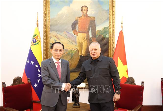 Tổng Bí thư Đảng Xã hội chủ nghĩa thống nhất (PSUV), Bộ trưởng Bộ Nội vụ, Công lý và Hòa bình Diosdado Cabello tiếp đồng chí Lê Hoài Trung. Ảnh: Phi Hùng - PV TTXVN tại Mỹ Latinh
