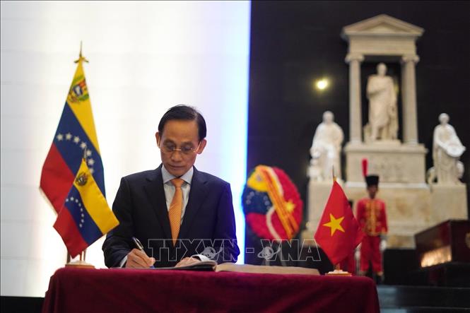 Bộ trưởng Lê Hoài Trung ghi sổ lưu niệm tại Tượng đài Anh hùng giải phóng dân tộc Simon Bolivar.  Ảnh: Phi Hùng - PV TTXVN tại Mỹ Latinh