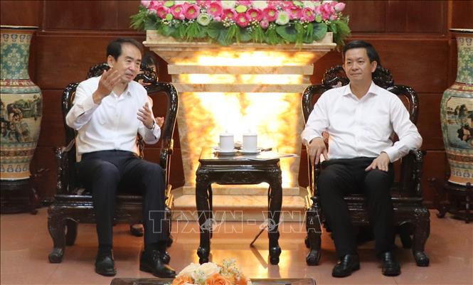 Ông Hà Vĩ (bên trái), Đại sứ Đặc mệnh toàn quyền nước Cộng hòa nhân dân Trung Hoa tại Việt Nam trao đổi cùng lãnh đạo thành phố. Ảnh: Nguyễn Hằng - TTXVN