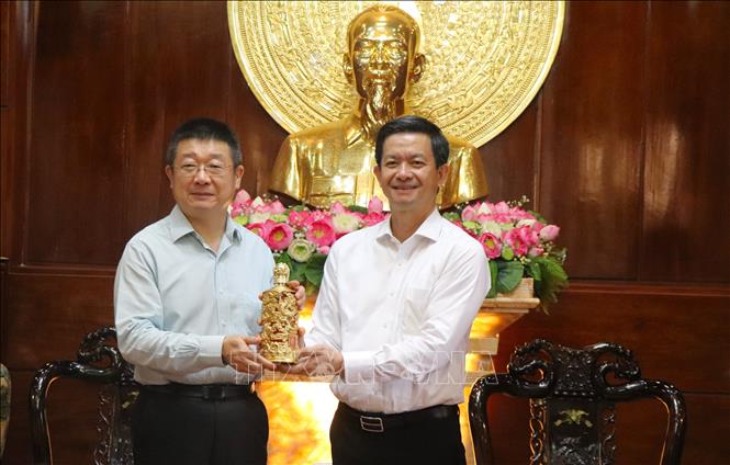 Bí thư Thành ủy Cần Thơ tặng quà lưu niệm cho Ông Đường Lập (bên trái), Tổng lãnh sự nước Cộng hòa Nhân dân Trung Hoa tại Thành phố Hồ Chí Minh. Ảnh: Nguyễn Hằng - TTXVN