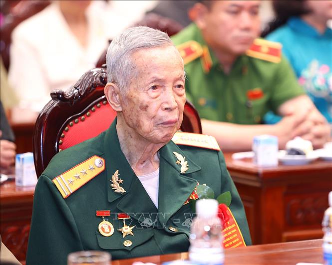 Đại tá La Văn Cầu, Anh hùng Lực lượng vũ trang nhân dân Việt Nam tại buổi gặp mặt chiến sỹ, thanh niên xung phong, dân công hỏa tuyến trực tiếp tham gia Chiến dịch Điện Biên Phủ (5/2024). Ảnh: Văn Điệp – TTXVN
