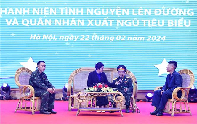 Đại tá Anh hùng Lực lượng vũ trang nhân dân La Văn Cầu tham gia giao lưu tại chương trình“Gặp mặt thanh niên tình nguyện lên đường nhập ngũ và quân nhân xuất ngũ tiêu biểu” (Hà Nội, 2/2024). Ảnh: Minh Đức - TTXVN