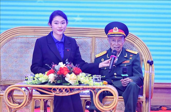 Đại tá, Anh hùng Lực lượng vũ trang nhân dân La Văn Cầu tham gia giao lưu tại chương trình“Gặp mặt thanh niên tình nguyện lên đường nhập ngũ và quân nhân xuất ngũ tiêu biểu” (Hà Nội, 2/2024). Ảnh: Minh Đức - TTXVN