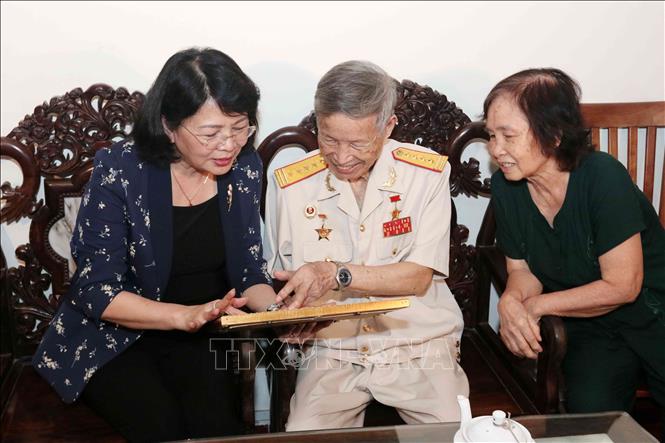 Kỷ niệm 72 năm Ngày Thương binh - Liệt sĩ, chiều 24/7/2019, Phó Chủ tịch nước Đặng Thị Ngọc Thịnh đến thăm và tặng quà Đại tá, Anh hùng lực lượng vũ trang nhân dân La Văn Cầu. Ảnh: Văn Điệp - TTXVN