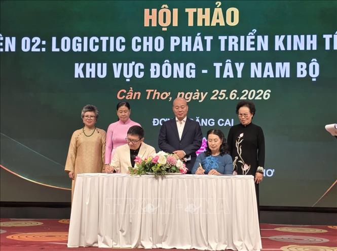 Hiệp hội Doanh nghiệp Logistics Việt Nam ký kết thỏa thuận hợp tác với Ban Xúc tiến thương mại Hiệp hội Nữ Doanh nhân Việt Nam. Ảnh: Ngọc Thiện - TTXVN