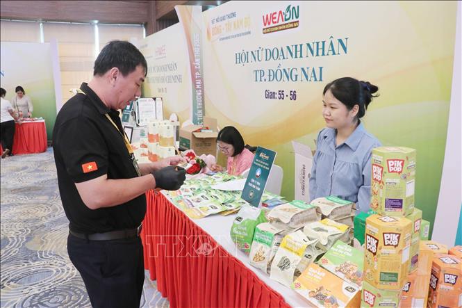 Các doanh nghiệp xúc tiến thương mại bên lề hội thảo. Ảnh: Ngọc Thiện - TTXVN