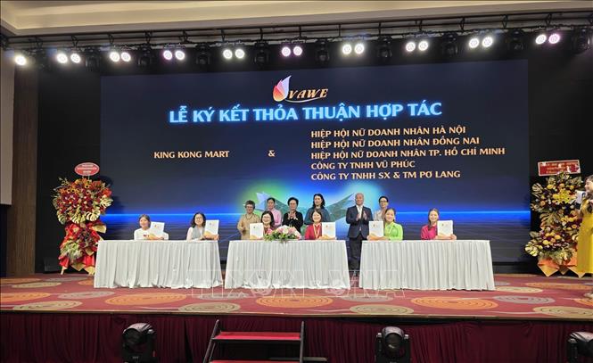 Hiệp hội nữ Doanh nhân TP. Hà Nội, Đồng Nai, Hồ Chí Minh ký thỏa thuận hợp tác với các doanh nghiệp. Ảnh: Ngọc Thiện - TTXVN