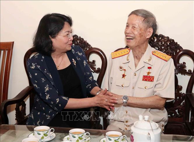 Kỷ niệm 72 năm Ngày Thương binh - Liệt sĩ, chiều 24/7/2019, Phó Chủ tịch nước Đặng Thị Ngọc Thịnh đến thăm và tặng quà Đại tá, Anh hùng lực lượng vũ trang nhân dân La Văn Cầu . Ảnh: Văn Điệp - TTXVN