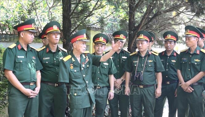 Đại tá, Anh hùng Lực lượng vũ trang nhân dân La Văn Cầu trao đổi với các quân nhân trẻ nhân dịp ông trở về thăm Đông Khê (Cao Bằng, 9/2020). Ảnh: Thu Hằng - TTXVN
