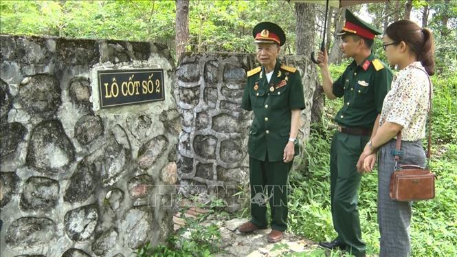 Đại tá, Anh hùng Lực lượng vũ trang nhân dân La Văn Cầu thăm các lô cốt Pháp tại Khu Di tích Chiến thắng Đông Khê (Cao Bằng, 9/2020). Ảnh: Thu Hằng - TTXVN