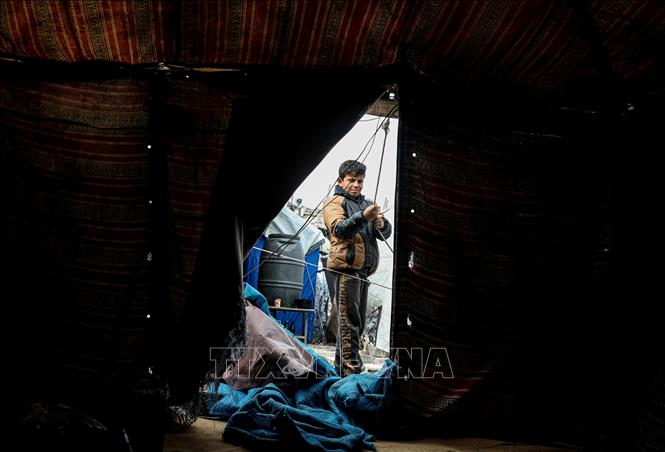 Người dân sống trong điều kiện thiếu thốn tại một trại tị nạn ở Dải Gaza. Ảnh: THX/TTXVN