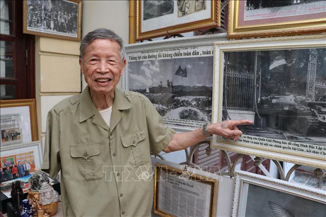 Đại tá La Văn Cầu, Anh hùng Lực lượng vũ trang nhân dân Việt Nam tại nhà riêng ở phường Kim Liên, thành phố Hà Nội. Ảnh: Phương Anh - TTXVN