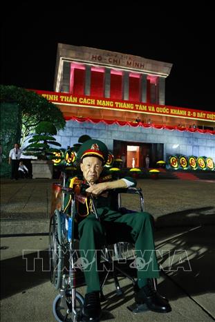  Anh hùng LLVT nhân dân La Văn Cầu dự Lễ kỷ niệm, diễu binh, diễu hành 80 năm Cách mạng Tháng Tám thành công và Quốc khánh nước CHXHCN Việt Nam. Ảnh: Trương Vị - TTXVN